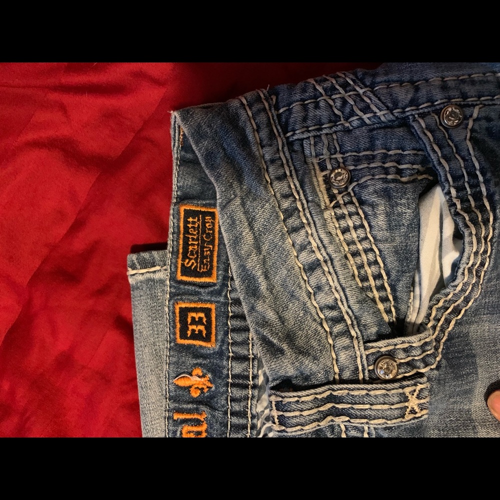 Scarlet easy crop rock revivals